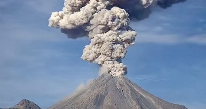 Bali airport shut a second day as ash cloud soars from volcano