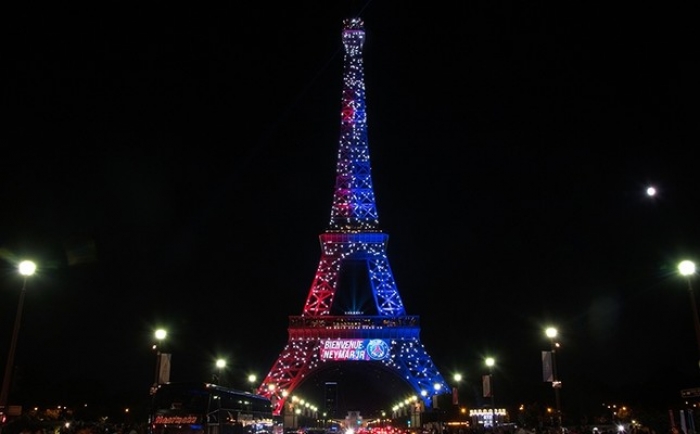 Eiffel Tower evacuated over attempted attack by armed man