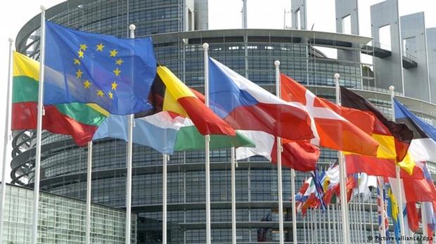 Hollande invite l’Allemagne à un rôle plus actif