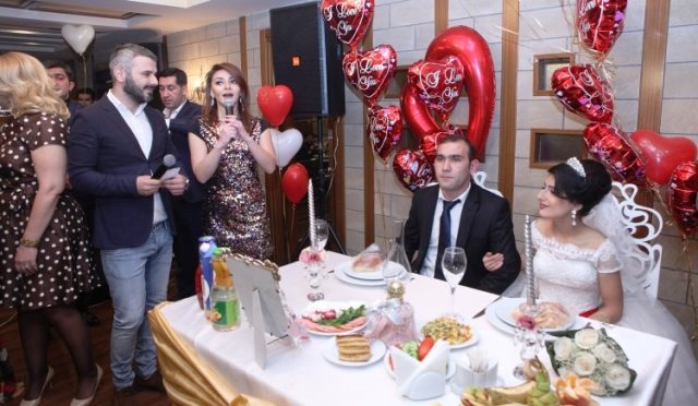 Nazirlik kimsəsiz gəncləri evləndirdi - Fotolar