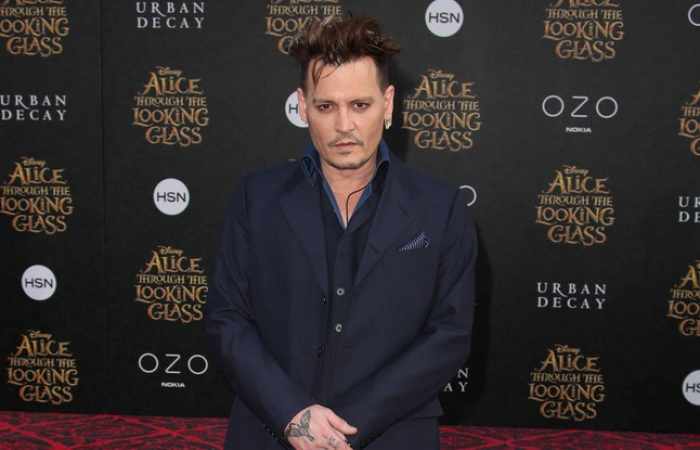 Johnny Depp surprend le public de Disneyland en Jack Sparrow