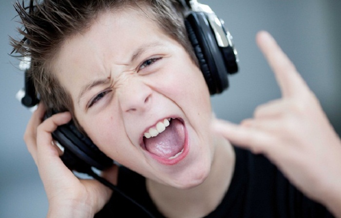Les jeunes écoutent la musique plus fort et plus longtemps