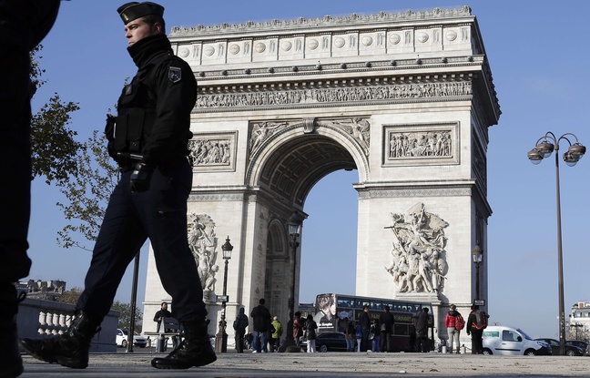 Opération Greenpeace à Paris: Deux individus suspendus à l`Arc de triomphe