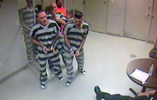 Des détenus américains forcent la porte de leur cellule pour sauver un gardien - VIDEO