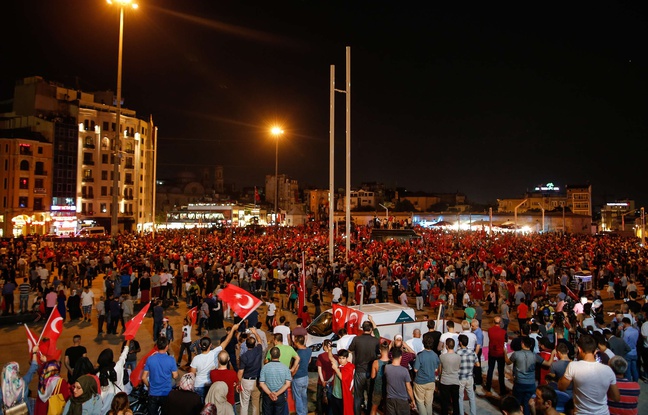 Des milliers de partisans d`Erdogan réunis à Istanbul