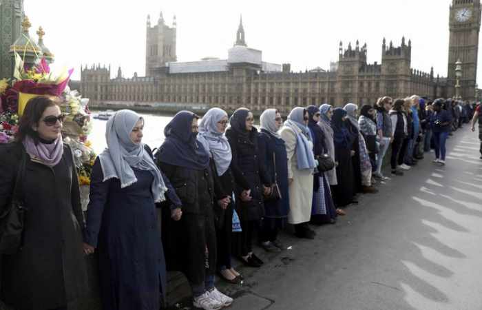 Des femmes musulmanes se rassemblent sur le pont de Westminster