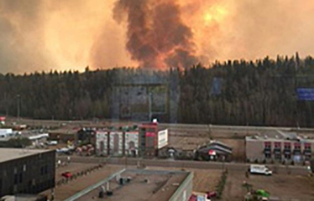 Incendie au Canada: des milliers d`habitants de Fort McMurray fuient