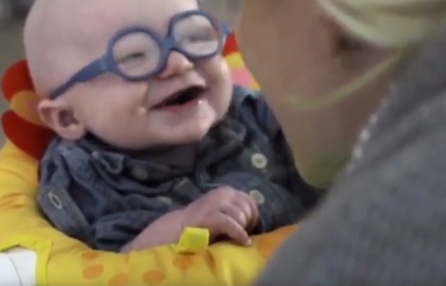 Un bébé malvoyant reçoit des lunettes et découvre sa mère - VIDEO