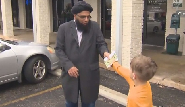 Un enfant de 7 ans offre l`argent de sa tirelire à une mosquée vandalisée