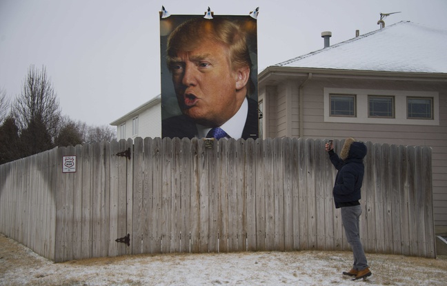 La photo géante de Donald Trump installée par un fan attire les amateurs de selfies