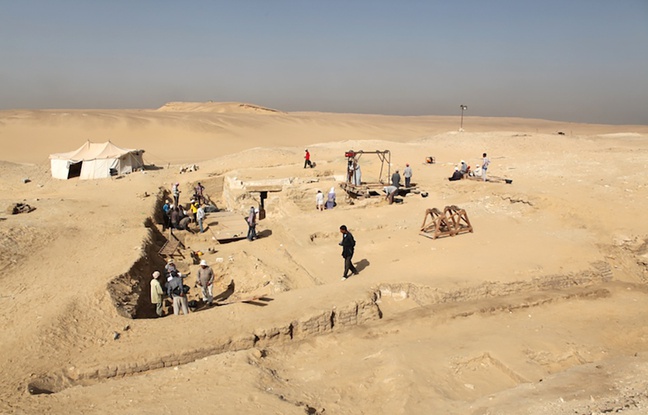 Les restes d`un bateau de 4.500 ans découverts près des pyramides