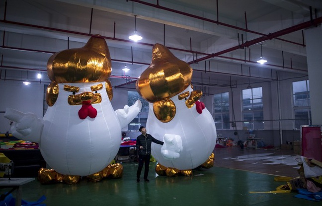 Chine: Le gros succès des sculptures gonflables de Trump en poulet pour l’année du Coq