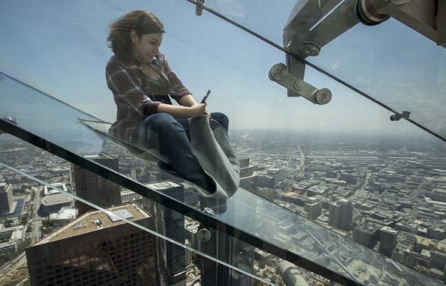 Los Angeles: Un vertigineux toboggan de verre suspendu à 300m du sol - VIDEO