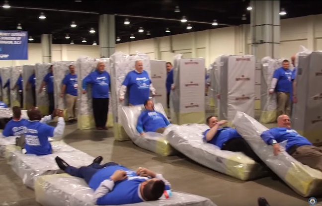 Ils battent le record du monde de domino humain avec matelas - VIDEO