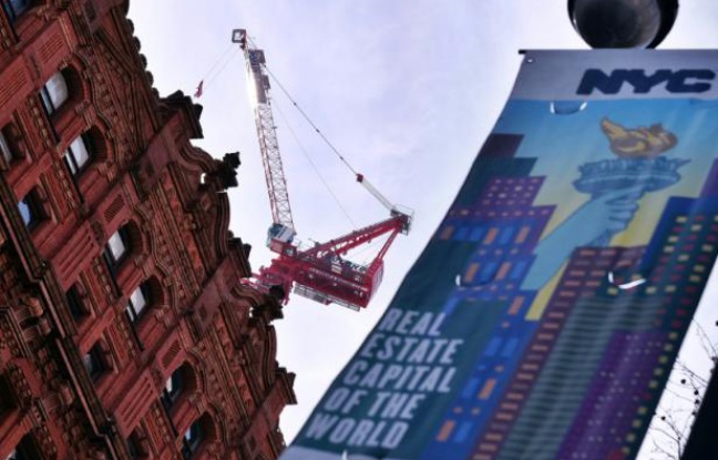 La chute d`une grue à New York fait un mort et deux blessés graves