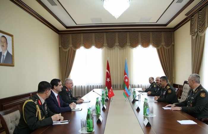 Azerbaijan, Turkey discuss prospects for military co-op
