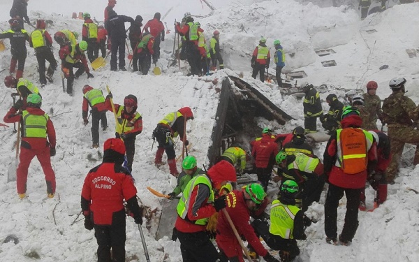 Avalanche en Italie: les secours et l`enquête se poursuivent