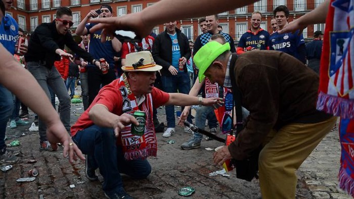 Eindhoven-Fans erniedrigen Bettler