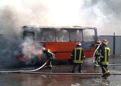 Bakıda sərnişin avtobusları yandı