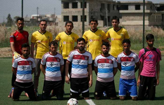 A Mossoul, l'EI parti, les footballeurs s'en donnent à coeur joie