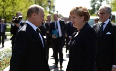 Kremldə kritik görüş: Putinlə Merkel üz-üzə