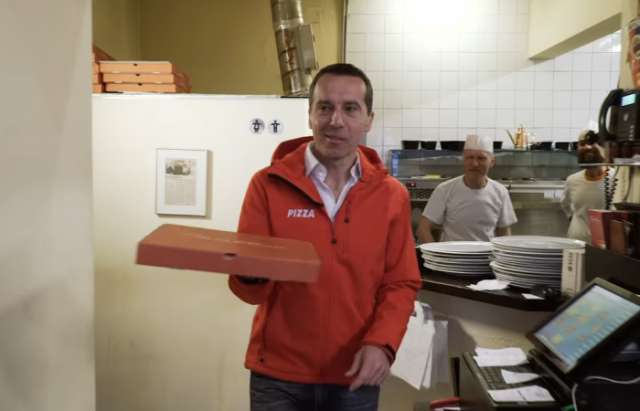 Le chancelier autrichien s'improvise livreur de pizza - VIDEO