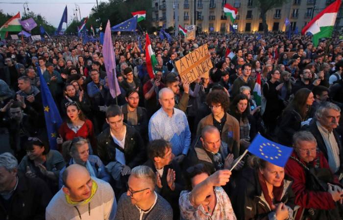 Hongrie: des milliers de pro-européens défilent contre l'influence russe