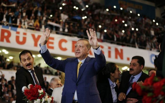 Turquie: Erdogan réélu à la tête du parti au pouvoir