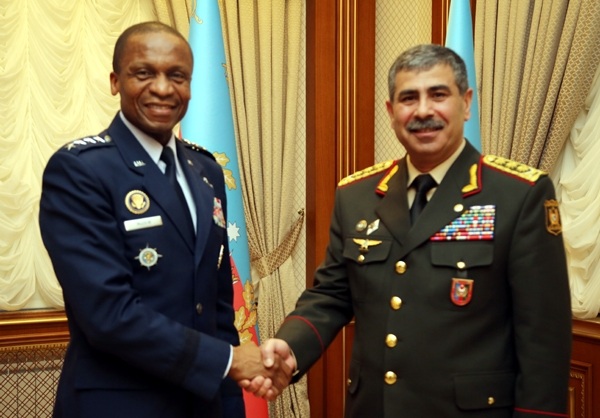 Zakir Hasanov puso al corriente de las provocaciones de Armenia al general americano