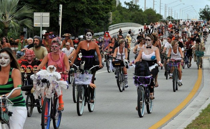 USA: Zombie Bike Ride - No Comment | VIDEO