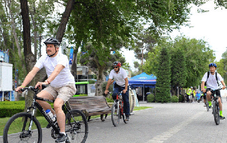 US ambassador joins bike rally "Think Globally, Act Locally" in Baku