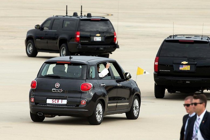 USA staunen über Mini-Papstauto