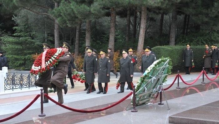 Emergencies ministry staff pays tribute to Heydar Aliyev and national heroes