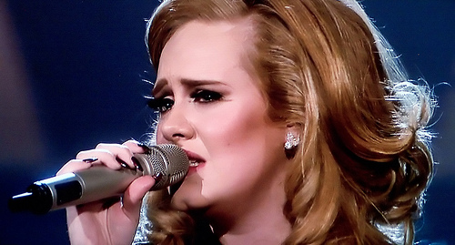 "Hello", la nouvelle chanson d`Adele bat des records sur YouTube