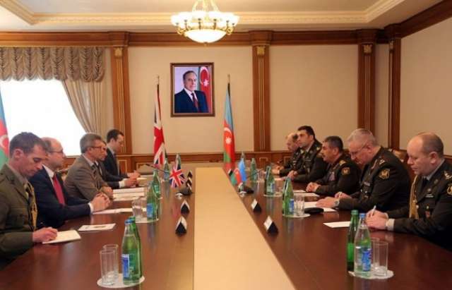 Zakir Hassanov rencontre le haut représentant du Ministère britannique de la Défense
