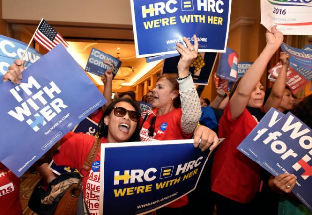 Primaires américaines: Clinton gagne, Trump triomphe et Jeb Bush abandonne