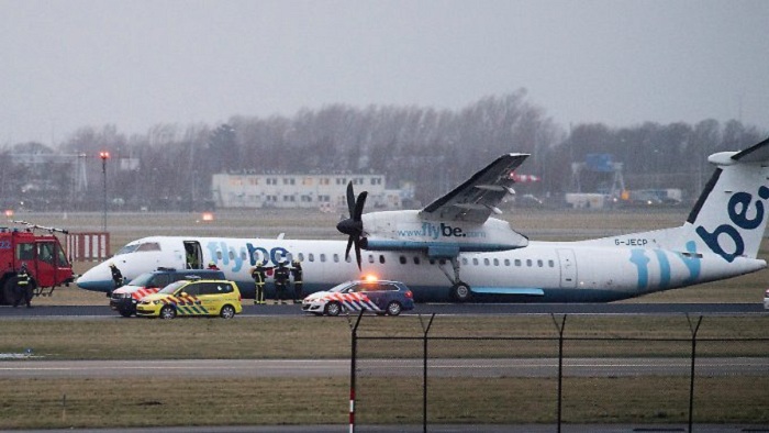 Passagiermaschine legt Bruchlandung hin