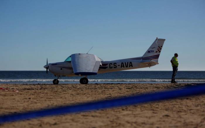 Portugal: Les pilotes d'un avion remis en liberté après un atterrissage meurtrier sur une plage