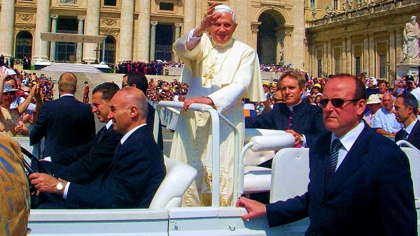 Dans un livre Benoît XVI assure avoir `dissous le lobby gay` du Vatican