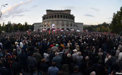 İrəvanda kütləvi etirazlar başladı 