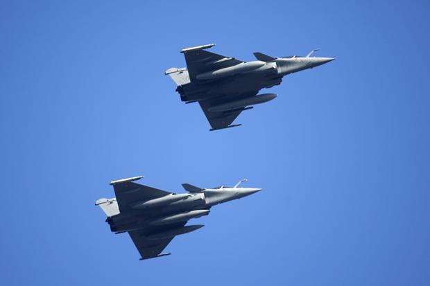 Rafale: La France scelle un accord avec l`Inde