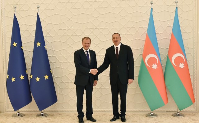 İlham Əliyev Donald Tusku qarşıladı - Fotolar