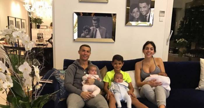 Cristiano Ronaldo et Georgina Rodriguez posent avec leur grande famille