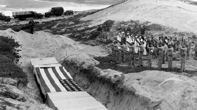 75 ans après Pearl Harbor, l`identification des victimes se poursuit