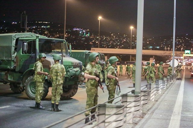 Polis hərbçiləri nəzarətə aldı - Ankarada son vəziyyət