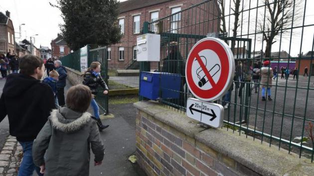 Un maire interdit de fumer devant les écoles de sa commune Un maire interdit de fumer devant les écoles de sa commune