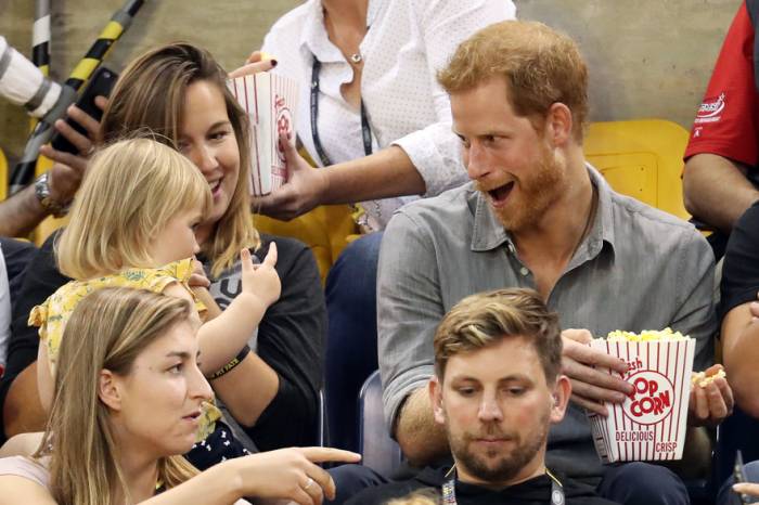 Le prince Harry se fait voler ses pop-corn par une adorable fillette - VIDEO