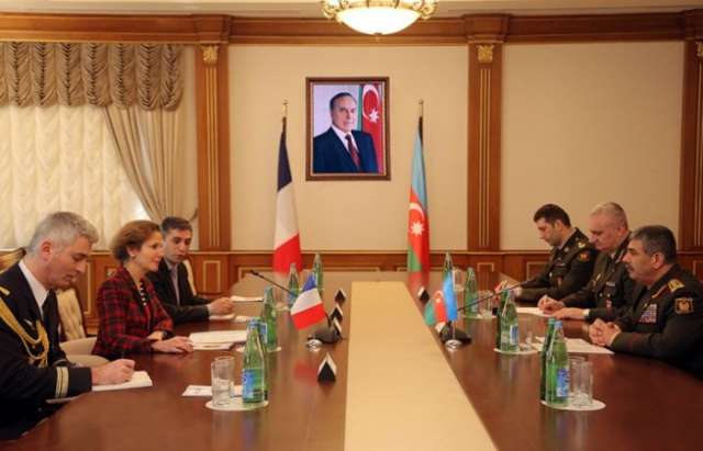 Les questions relatives au renforcement des relations militaires entre l'Azerbaïdjan et la France ont été discutées
