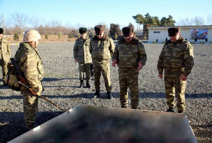 Le ministre de la Défense a vérifié l'état de préparation au combat des unités dans la zone de front - PHOTOS