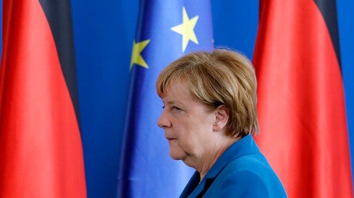Merkel écourte ses vacances pour défendre sa politique